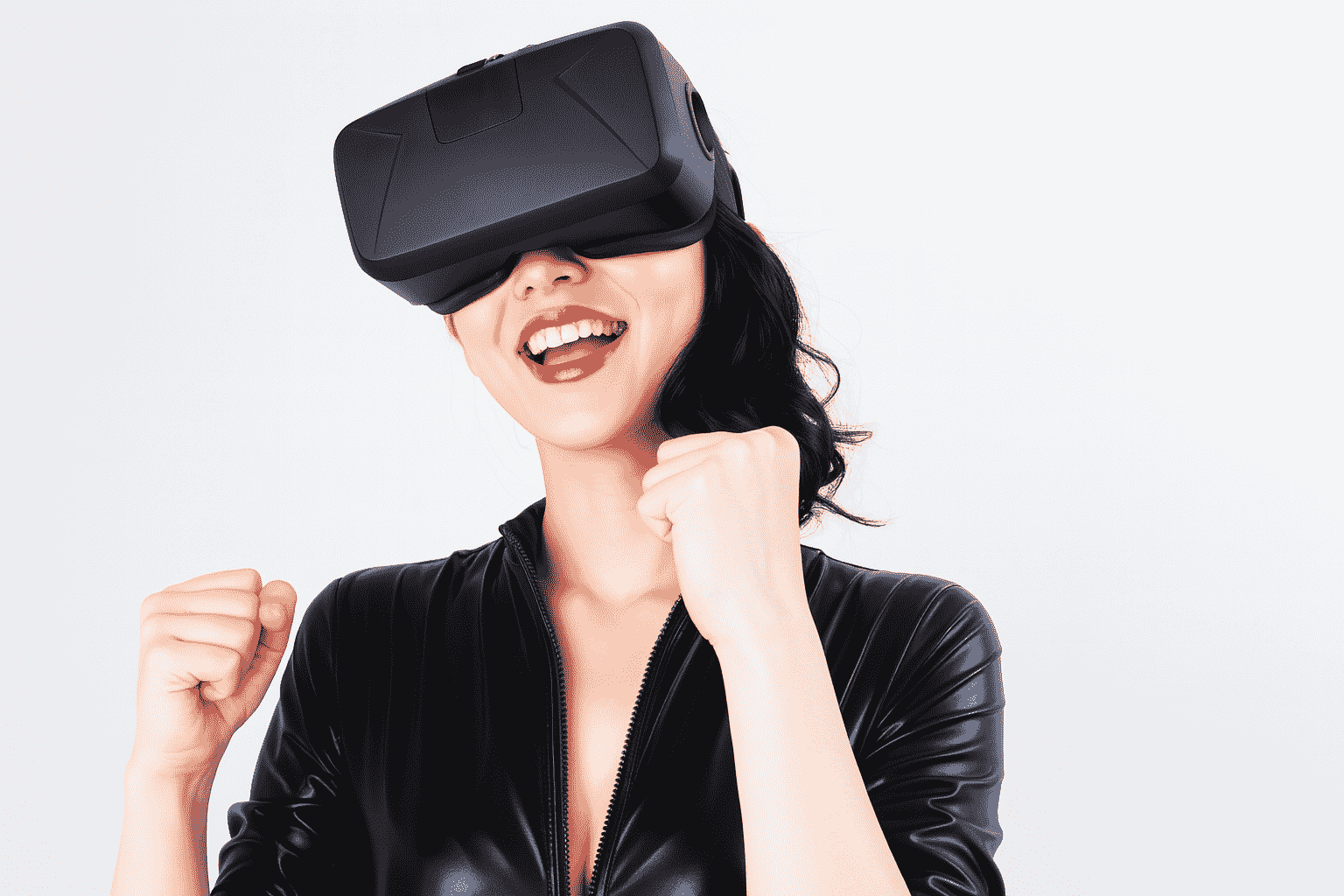 VRグラスで楽しむ女性